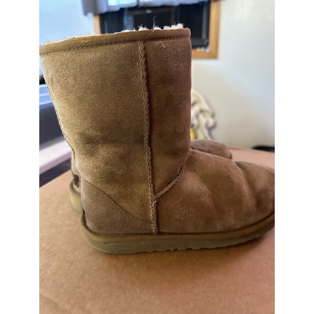 UGG Australia Classic Short II Boots for Women, Size 7 - Chestnut